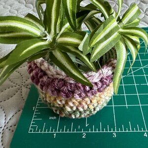 Refrigerator magnet crochet floral holder